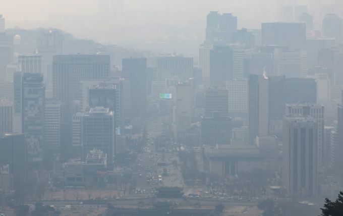 서울 초미세먼지 농도가 '나쁨' 수준을 보인 지난 16일 서울 종로구 북악산에서 바라본 도심이 뿌옇게 흐리다. /사진=뉴시스