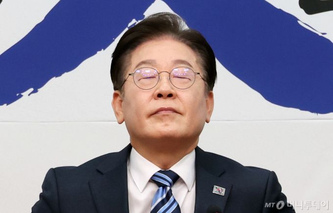 이재명 더불어민주당 대표가 17일 오전 서울 여의도 국회에서 열린 최고위원회의에서 잠시 눈을 감고 있다. / 사진제공=뉴시스