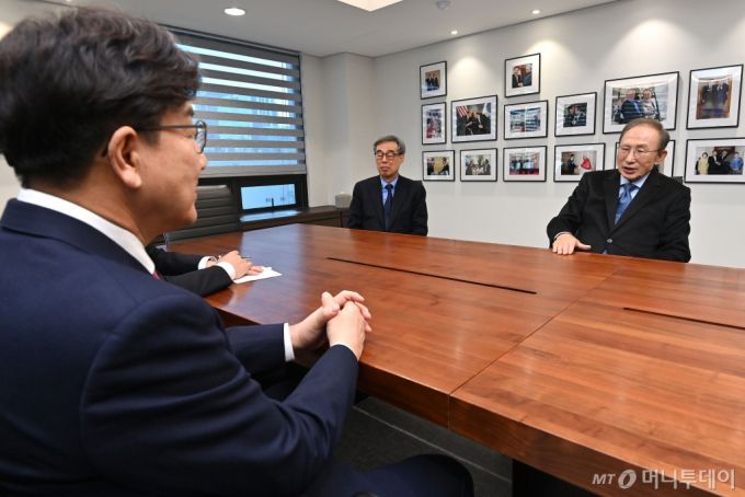 (서울=뉴스1) 박세연 기자 = 이명박 전 대통령이 17일 서울 서초구 이명박재단사무실에서 권성동 국민의힘 원내대표를 만나 대화를 나누고 있다. (공동취재)2025.2.17/뉴스1  Copyright (C) 뉴스1. All rights reserved. 무단 전재 및 재배포,  AI학습 이용 금지. /사진=(서울=뉴스1) 박세연 기자