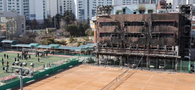 17일 서울 성동구 무학여자고등학교 화재현장에서 경찰과 과학수사대 화재감식팀, 소방 등 관계자들이 화재원인을 밝히기 위해 합동감식을 하고 있다. /사진=뉴스1.