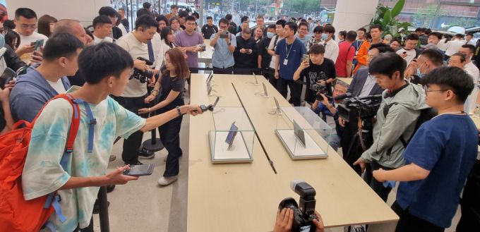 [베이징=뉴시스] 박정규 특파원 = 10일 오후 중국 베이징 왕푸징 거리의 화웨이 매장에서 방문객들이 이날 공개된 화웨이의 3단 폴더블폰 메이트 XT를 살펴보고 있다. 2024.09.10.