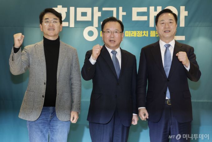 [광명=뉴시스] 최동준 기자 = 김부겸(가운데) 전 국무총리, 김두관(오른쪽), 박용진 전 의원이 18일 경기 광명역 웨딩홀에서 열린 '희망과 대안' 포럼 출범식에서 기념촬영을 하고 있다. 2025.02.18.