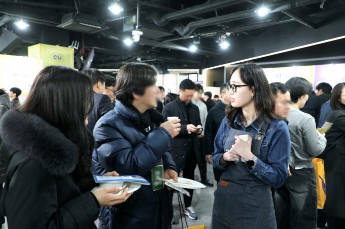 BGF리테일 커피 상품 MD가 CU '2025 S/S 상품컨벤션'에 참석한 점주에게 제품을 설명하고 있다. /사진제공=BGF리테일