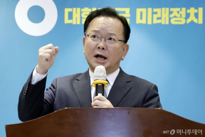 [광명=뉴시스] 최동준 기자 = 김부겸 전 국무총리가 18일 경기 광명역 웨딩홀에서 열린 '희망과 대안' 포럼 출범식에 참석해 인사말을 하고 있다. 2025.02.18.