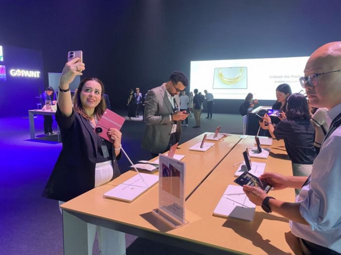 18일 말레이시아에서 진행된 화웨이의 메이트XT 등 신제품 글로벌 출시행사장에서 해외 언론인들이 제품을 체험하고 있다./사진=우경희 기자