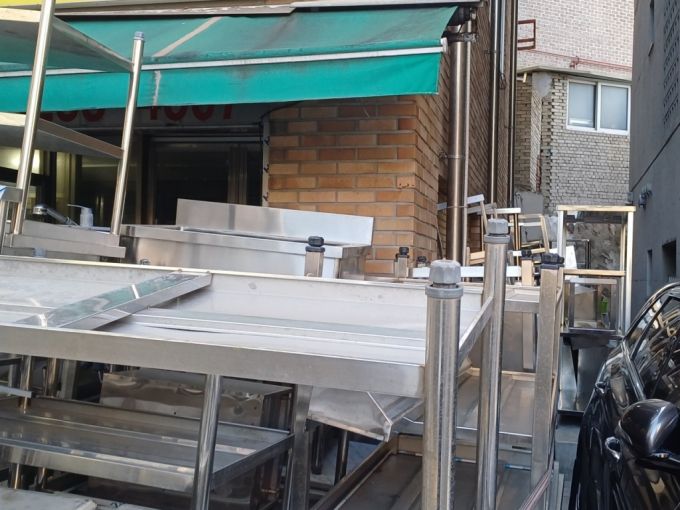 폐업한 가게들의 주방용 기구가 거리를 넘어 골목까지 가득 찬 모습. /사진=오석진 기자.