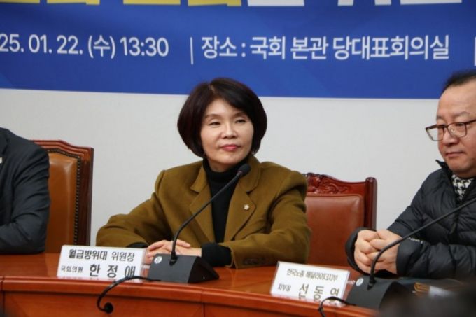 한정애 더불어민주당 월급방위대 위원장이 지난달 22일 서울 여의도 국회에서 열린 민주당 월급방위대 인적용역자 원천세율인하 및 직권환급도입을 위한 정책협약식을 주재하고 있다. / 사진제공=뉴스1