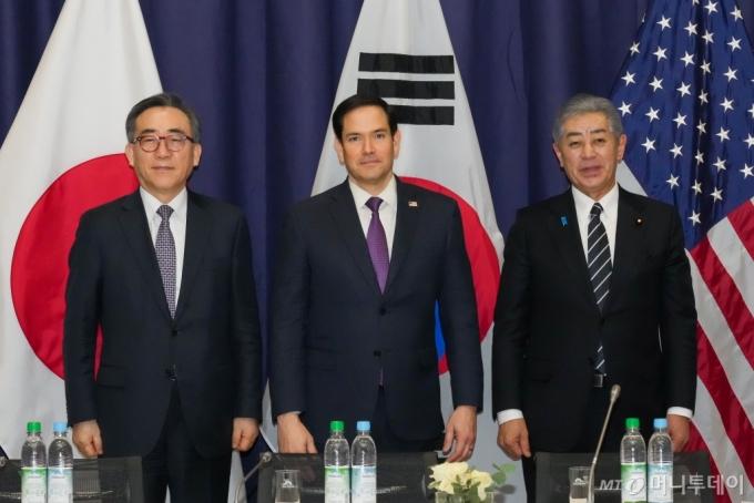 조태열 외교부 장관이 지난 15일 독일 뮌헨안보회의에서 마코 루비오 미국 국무장관, 이와야 다케시 일본 외무대신과 한미일 외교장관회의을 진행했다. 당일 3국 장관은 회의에서 '북한의 완전한 비핵화' 목표를 재확인했다. / 사진=외교부