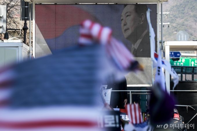 [서울=뉴시스] 정병혁 기자 = 18일 서울 종로구 헌법재판소 인근에서 자유통일당 회원 및 윤 대통령 지지자들이 탄핵 반대 집회를 하고 있다. 2025.02.18. jhope@newsis.com /사진=정병혁