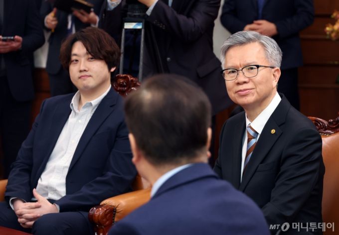 [서울=뉴시스] 고승민 기자 = 대한의사협회 김택우 회장과 박단 부회장이 17일 서울 여의도 국회에서 우원식 국회 의장을 예방, 우 의장의 인사말을 듣고 있다. 2025.02.17. kkssmm99@newsis.com /사진=고승민