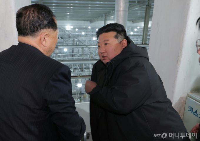 북한 노동당 기관지 노동신문은 지난달 29일 "김정은 동지께서 핵물질 생산 기지와 핵무기연구소를 현지지도했다"면서 홍승무 당 군수공업부 제1부부장이 동행했다고 보도했다. / 사진=뉴스1