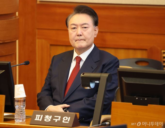 (서울=뉴스1) 사진공동취재단 = 윤석열 대통령이 13일 서울 종로구 헌법재판소에서 열린 탄핵심판 8차 변론에 출석해 있다. 2025.2.13/뉴스1  Copyright (C) 뉴스1. All rights reserved. 무단 전재 및 재배포,  AI학습 이용 금지. /사진=(서울=뉴스1) 사진공동취재단