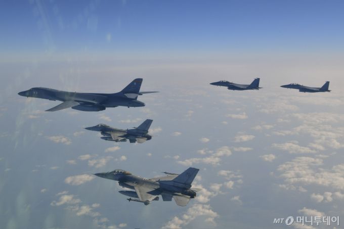 한미 양국이 20일 미국 B-1B 전략폭격기 '랜서'가 전개한 가운데 올해 첫 연합 공중훈련을 하고 있다. 도널드 트럼프 2기 행정부 정식 출범 이후 진행된 첫 공중 훈련이다. / 사진=국방부