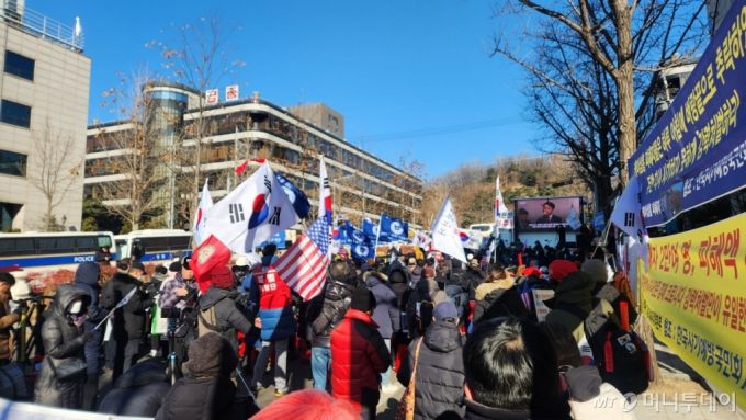 내란 우두머리 혐의를 받는 윤석열 대통령이 20일 첫 재판에 출석한 가운데 윤 대통령 지지자들이 서울 서초구 중앙지법 인근에서 집회를 진행했다. /사진=김미루 기자.