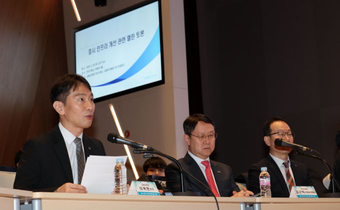 이복현 금융감독원장이 20일 서울 여의도 한국거래소에서 열린 증시 인프라 개선 관련 열린 토론에서 모두발언을 하고 있다. /사진=뉴스1 /사진=(서울=뉴스1) 박세연 기자