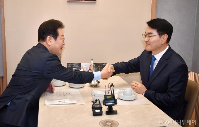 (서울=뉴스1) 안은나 기자 = 이재명 더불어민주당 대표와 박용진 전 의원이 21일 서울 여의도의 한 식당에서 만나 악수를 하고 있다. (공동취재) 2025.2.21/뉴스1  Copyright (C) 뉴스1. All rights reserved. 무단 전재 및 재배포,  AI학습 이용 금지. /사진=(서울=뉴스1) 안은나 기자