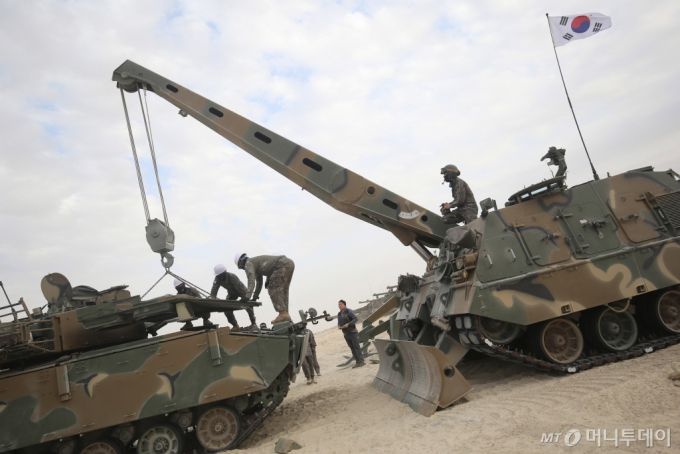 육군은 지난 10일부터 20일까지 ‘2025년 아랍에미리트(UAE) 연합훈련 TF’가 UAE군과의 현지 연합훈련을 성공적으로 마치고 귀국길에 오른다고 21일 밝혔다.  현지연합훈련단 장병들이 K1구난전차를 활용한 K2전차 현장정비를 통해 국산 무기체계의 차별화된 지속 지원 능력을 선보이고 있다. / 사진=육군