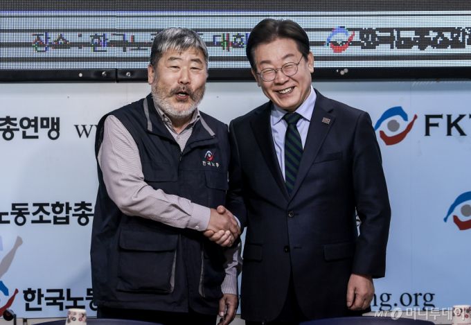 이재명 더불어민주당 대표가 21일 서울 영등포구 한국노총에서 열린 한국노총-더불어민주당 대표 간담회에 앞서 김동명 한국노총 위원장과 기념촬영을 하고 있다. 2025.02.21. /사진=뉴시스 /사진=정병혁
