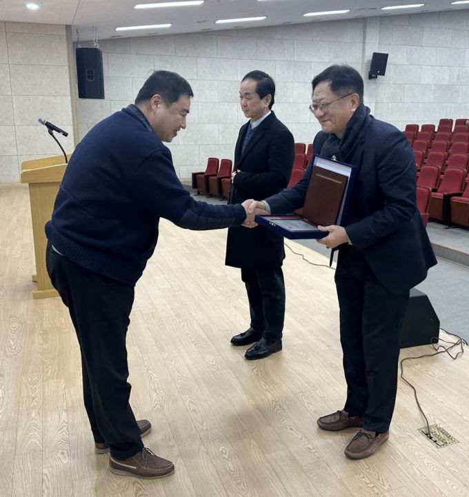 류기일 극동대 총장(왼쪽)이 정년 퇴임한 김범석 대학원장과 형재윤 디자인학과 교수에게 감사패를 전달하고 있다./사진제공=극동대