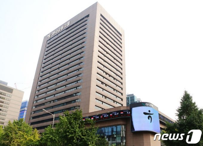 하나은행이 24일부터 다음달 17일 오후 6시까지 '2025년 상반기 하나은행 신입행원 채용' 서류접수를 진행한다.