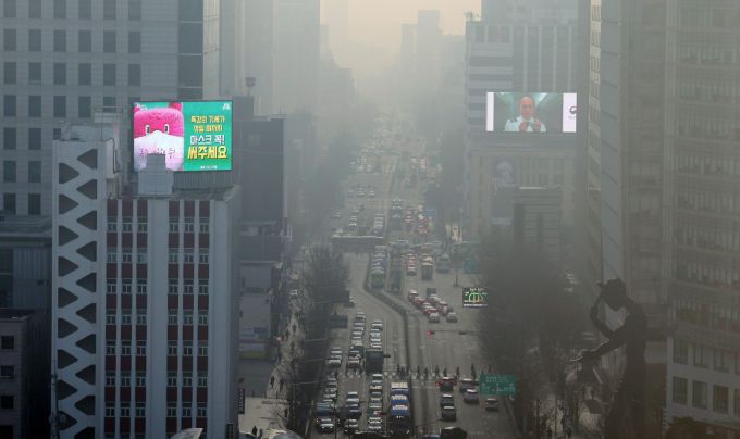 황사가 유입돼 수도권 곳곳이 미세먼지 농도 '나쁨' 수준을 보인 26일 오전 서울 도심이 뿌옇게 보이고 있다. /사진=뉴스1