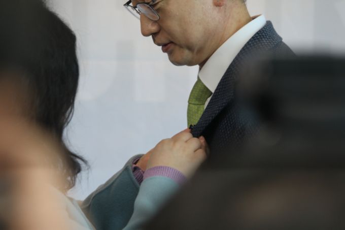 민주당 경남도당 청년 당원이 김경수 전 경남도지사에게 민주당 배지를 달아주는 모습./사진제공=더불어민주당 경남도당.