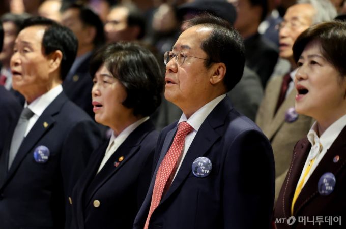 홍준표 대구시장이 28일 대구 달서구 문화예술회관 팔공홀에서 열린 ‘제65주년 2·28민주운동 기념식’에서 애국가를 제창하고 있다. 2025.02.28. /사진=뉴시스