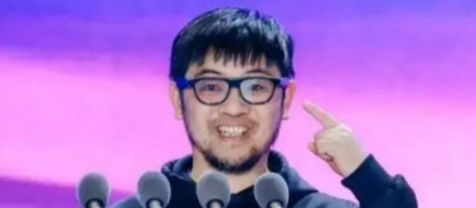 AR 글래스(안경)을 가리키고 있는 중국 로키드 창업자 주밍밍/사진=소셜미디어