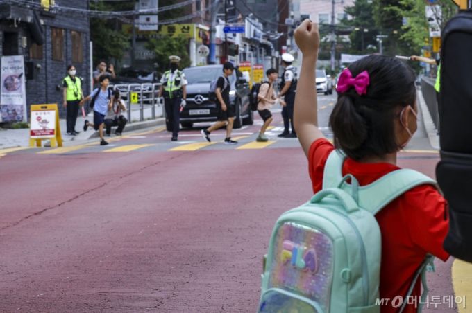 [서울=뉴시스] 정병혁 기자 = 경찰 및 서울시청 직원 및 혜화초교 녹색어머니회원들이 26일 서울 종로구 혜화초등학교 앞에서 2학기 개학맞이 어린이 보호구역 교통법규 위반 집중단속을 하고 있다. 사진은 기사와 관련이 없음. 2024.08.26.  /사진=정병혁