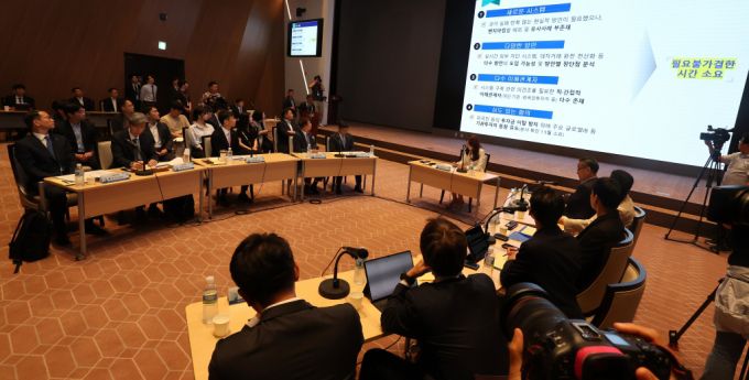 지난 6월 이복현 금융감독원장을 비롯한 참석자들이 서울 여의도 한국거래소 컨퍼런스홀에서 공매도 제도 개선 논의와 관련해서 열린 '개인투자자와 함께하는 열린 3차 토론회'에서 설명을 듣고 있다. /사진=뉴스1 /사진=(서울=뉴스1) 이동해 기자