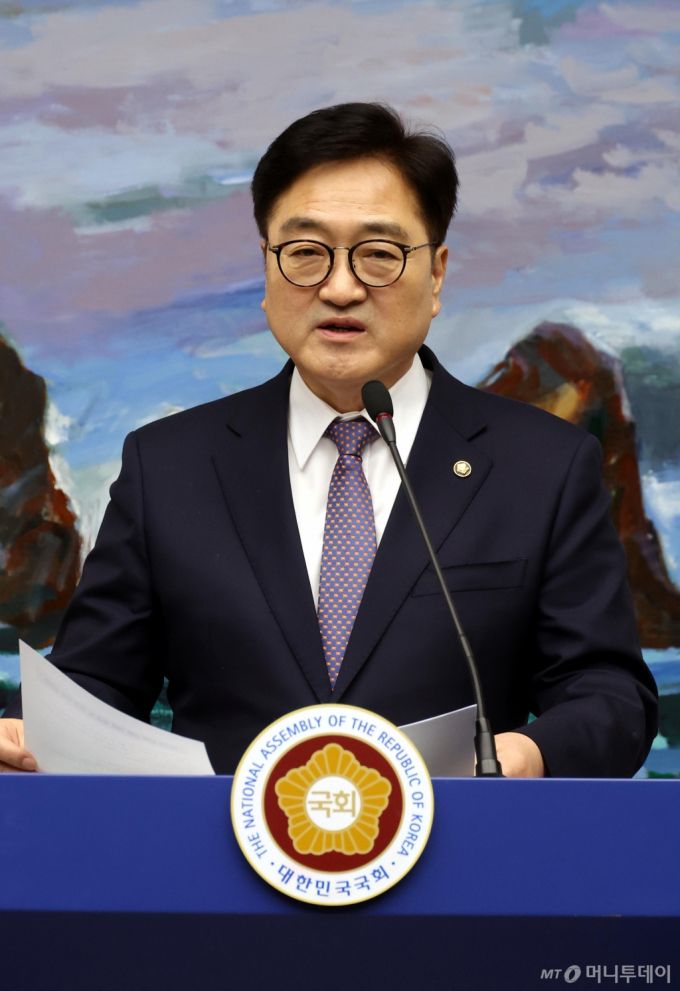 [서울=뉴시스] 조성봉 기자 =  우원식 국회의장이 27일 오후 서울 여의도 국회에서 열린 현안 관련 기자회견에서  '마은혁 헌법재판관 후보자 임명'을 촉구하고 있다. 2025.02.27. suncho21@newsis.com /사진=조성봉