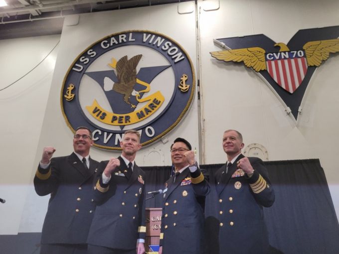 마이클 워시 미국 해군 제1항모강습단장(준장·왼쪽 두번째)과 닐 코프로스키 주한미해군사령관(준장·오른쪽), 매튜 토마스 칼빈슨함장(대령·왼쪽), 이남규 한국 해군 해양작전본부장이  3일 부산작전기지에서 열린 언론브리핑에서 기념 촬영을 진행하고 있다. / 사진=김인한 기자