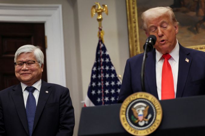 도널드 트럼프 미국 대통령이 3일(현지시간) 워싱턴 백악관에서 C.C. 웨이 TSMC CEO가 배석한 가운데 반도체 생산설비 투자 계획을 발표하고 있다. 2025.03.04 /로이터=뉴스1