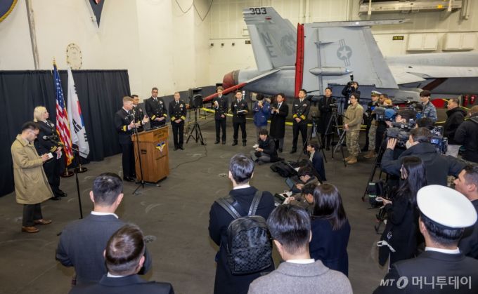 3일 부산 작전기지에 입항한 미국 핵 추진 항공모함 '칼빈슨함'(CVN-70) 격납고에서 마이클 워시(준장) 제1항모강습단장이 발언하고 있다. / 사진=국방부 공동취재단