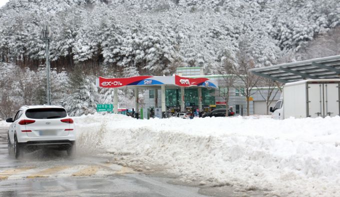 강원 산간을 중심으로 폭설이 내린 3일 강원도 강릉시 영동고속도로 강릉휴게소 앞 모습./사진=뉴스1