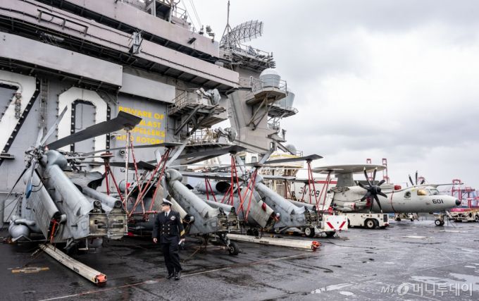 3일 부산 작전기지에 입항한 미국 원자력 추진 항공모함 '칼빈슨함'(CVN-70) 갑판에 F/A-18 전투기 등 항공기들이 도열해 있다. / 사진=국방부 공동취재단
