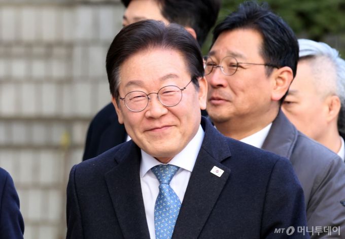 이재명 더불어민주당 대표가 지난달 26일 오후 서울 서초구 고등법원에서 열린 공직선거법위반 결심 공판에 출석하고 있다. / 사진제공=뉴스1