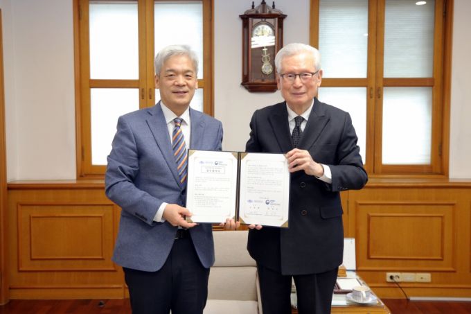 신일희 계명대 총장(오른쪽)과 한상신 국립국제교육원장./사진제공=계명대