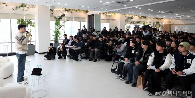 [서울=뉴시스] 추상철 기자 = 한동훈 전 국민의힘 대표가 6일 오후 서울 서대문구 신촌의 한 모임공간에서 열린 '2025 대학생시국포럼-제1차 백문백답 토론회'에서 발언을 하고 있다. 2025.03.06. scchoo@newsis.com /사진=추상철