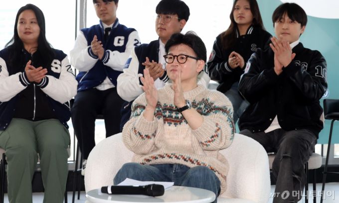 [서울=뉴시스] 추상철 기자 = 한동훈 전 국민의힘 대표가 6일 오후 서울 서대문구 신촌의 한 모임공간에서 열린 '2025 대학생시국포럼-제1차 백문백답 토론회'에서 박수를 치고 있다. 2025.03.06. scchoo@newsis.com /사진=추상철