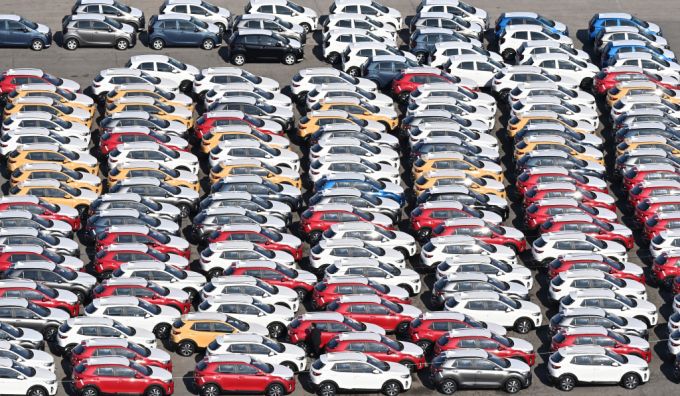 2월 19일 경기도 평택시 포승읍 평택항 야적장에 수출용 자동차들이 세워져 있다. 도널드 트럼프 미국 대통령은 미국에 수입되는 자동차에 부과되는 관세가 25% 수준일 것이라고 밝혔다. /사진=뉴시스