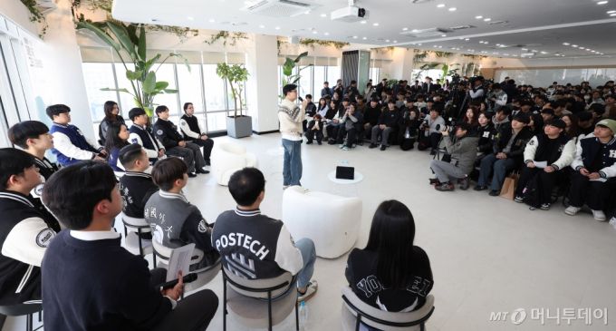 [서울=뉴시스] 추상철 기자 = 한동훈 전 국민의힘 대표가 6일 오후 서울 서대문구 신촌의 한 모임공간에서 열린 '2025 대학생시국포럼-제1차 백문백답 토론회'에서 발언을 하고 있다. 2025.03.06. scchoo@newsis.com /사진=추상철