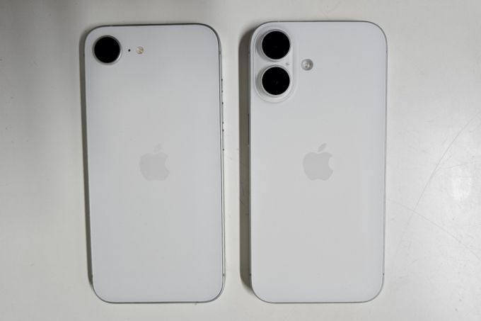 아이폰16e(왼쪽)와 아이폰16 후면. /사진=김승한 기자