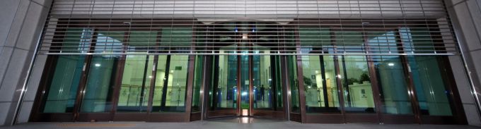 법원이 윤석열 대통령의 구속취소 청구를 인용한 7일 오후 서울 서초구 대검찰청 로비 셔터문이 내려가고 있다. /사진=뉴시스