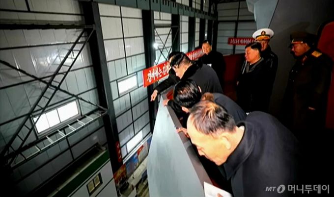 김정은 북한 노동당 총비서 겸 국무위원장이 원자력(핵) 추진 잠수함 등 함선·함정 건조 사업 실태를 시찰했다고 조선중앙TV가 8일 보도했다. / 사진=뉴시스