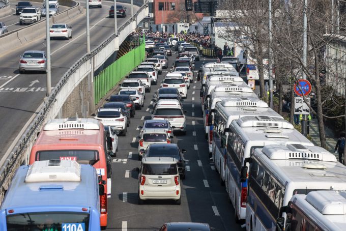 윤석열 대통령이 석방된 다음날인 9일 서울 용산구 한남동 관저 인근에 경찰 버스가 줄 지어 서 있다. /사진=뉴시스