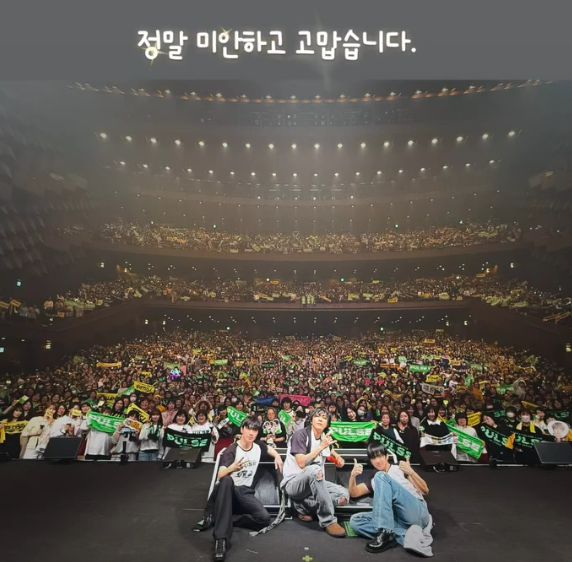 그룹 FT아일랜드가 지난 9일 일본 오사카에서 선보인 2025 라이브 투어 '펄스' 인증샷을 공개했다. 지난해말 성매매 불송치 결정을 받은 멤버 최민환이 복귀해 눈길을 끌었다. /사진=이홍기 인스타그램 스토리