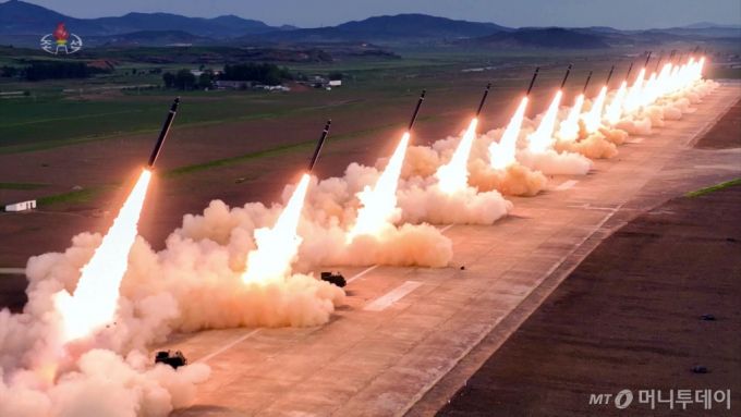 북한 조선중앙통신이 지난해 5월31일 김정은 국무위원장 지도하에 초대형 방사포가 발사됐다고 주장한 보도. / 사진=뉴시스