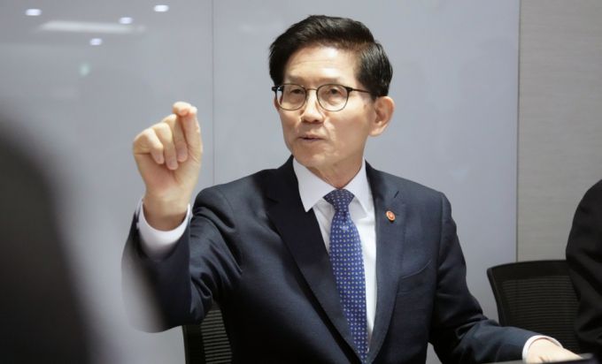 김문수 고용노동부 장관이 10일 정부세종청사에서 기자들과 만나 현안 관련 질답을 진행하고 있다. /사진제공=고용노동부