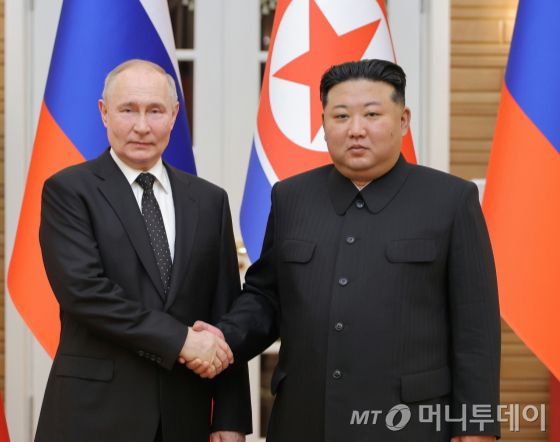 북한 노동당 기관지 노동신문이 지난해 6월20일 "김정은 동지께서 6월 19일 러시아연방 대통령 블라디미르 푸틴 동지와 회담을 진행했다"라고 보도했다. 양국은 회담에서 '포괄적 전략 동반자 관계에 관한 조약'을 체결했다. / 사진=뉴스1